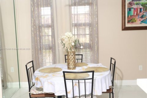 Condo in Lauderhill, Florida, 2 bedrooms  № 1959143 - photo 9