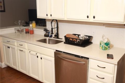 Condo in Lauderhill, Florida, 2 bedrooms  № 1959143 - photo 12