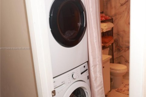 Condo in Lauderhill, Florida, 2 bedrooms  № 1959143 - photo 17