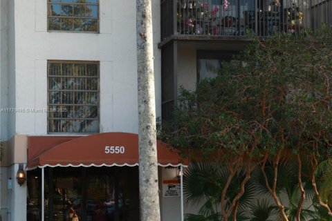 Condo in Lauderhill, Florida, 2 bedrooms  № 1959143 - photo 1