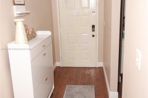 Condo in Lauderhill, Florida, 2 bedrooms  № 1959143 - photo 4