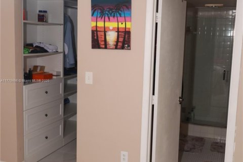 Condo in Lauderhill, Florida, 2 bedrooms  № 1959143 - photo 22