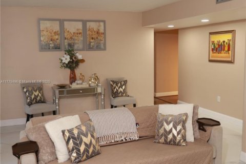 Condo in Lauderhill, Florida, 2 bedrooms  № 1959143 - photo 8