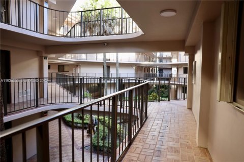 Condo in Miami, Florida, 3 bedrooms  № 1993620 - photo 3