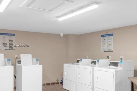 Condo in Miami, Florida, 3 bedrooms  № 1993620 - photo 12