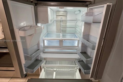 Condo in Miami, Florida, 3 bedrooms  № 1993620 - photo 10