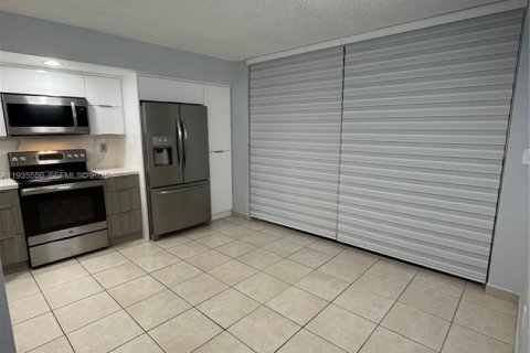 Condo in Miami, Florida, 3 bedrooms  № 1993620 - photo 11