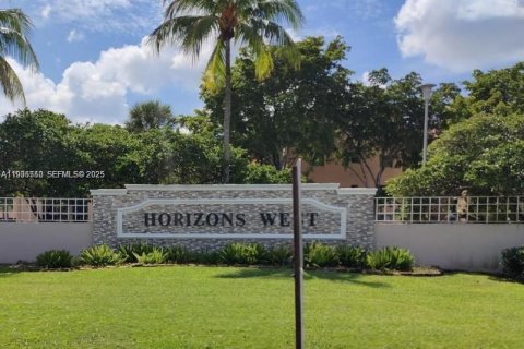 Condo in Miami, Florida, 3 bedrooms  № 1993620 - photo 1