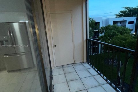 Condo in Miami, Florida, 3 bedrooms  № 1993620 - photo 5