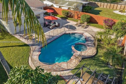 Casa en Hollywood, Florida 3 dormitorios, 140.47 m2 № 2071096