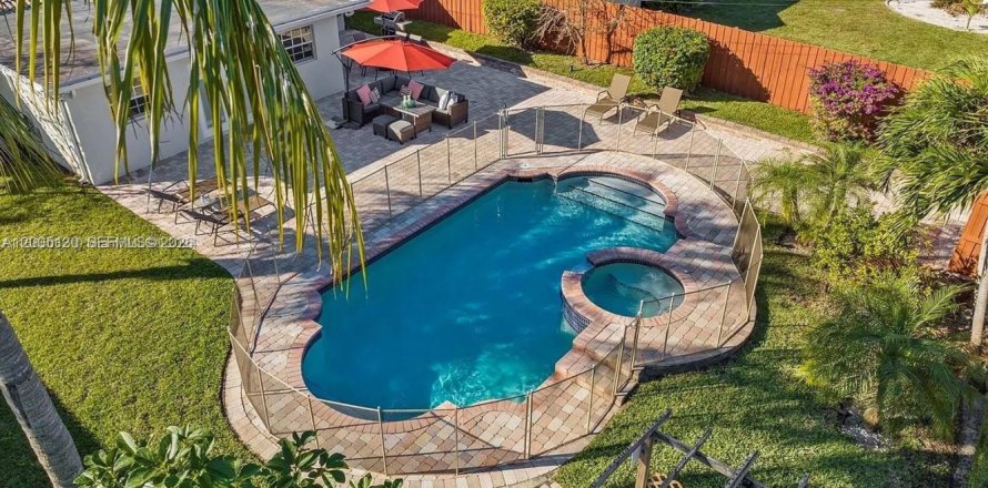 Casa en Hollywood, Florida 3 dormitorios, 140.47 m2 № 2071096