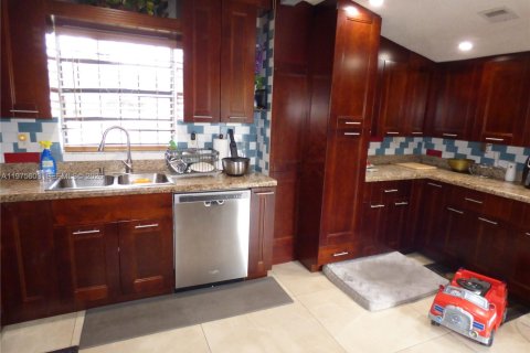 Купить виллу или дом в Майами-Гарденс, Флорида 4 спальни, 106.28м2, № 2038502 - фото 2