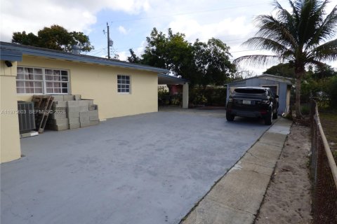 Купить виллу или дом в Майами-Гарденс, Флорида 4 спальни, 106.28м2, № 2038502 - фото 11