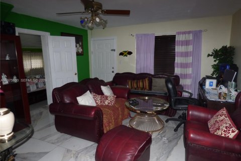 Купить виллу или дом в Майами-Гарденс, Флорида 4 спальни, 106.28м2, № 2038502 - фото 17