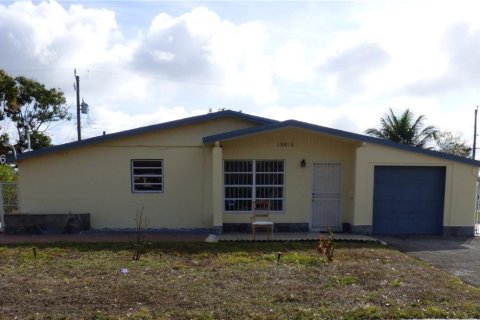 Купить виллу или дом в Майами-Гарденс, Флорида 4 спальни, 106.28м2, № 2038502 - фото 9