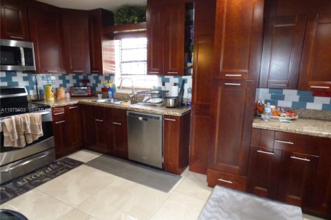 Купить виллу или дом в Майами-Гарденс, Флорида 4 спальни, 106.28м2, № 2038502 - фото 3