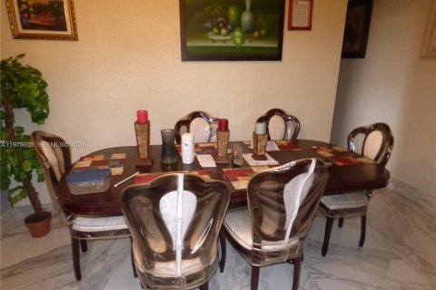 Купить виллу или дом в Майами-Гарденс, Флорида 4 спальни, 106.28м2, № 2038502 - фото 13