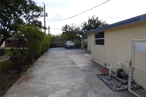 Купить виллу или дом в Майами-Гарденс, Флорида 4 спальни, 106.28м2, № 2038502 - фото 10