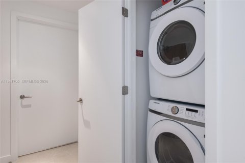 Condo in Miami Beach, Florida, 1 bedroom  № 1998937 - photo 18