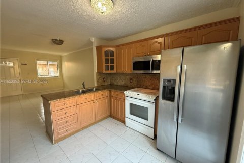 Condominio en alquiler en Hialeah, Florida, 2 dormitorios, 75.44 m2 № 2009646 - foto 5