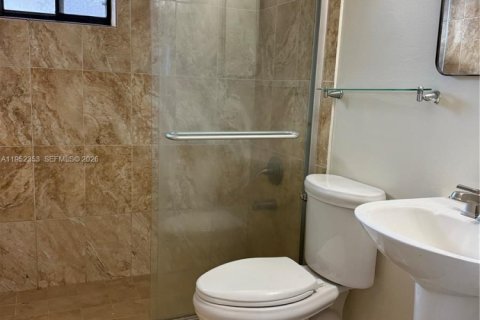 Condominio en alquiler en Hialeah, Florida, 2 dormitorios, 75.44 m2 № 2009646 - foto 12