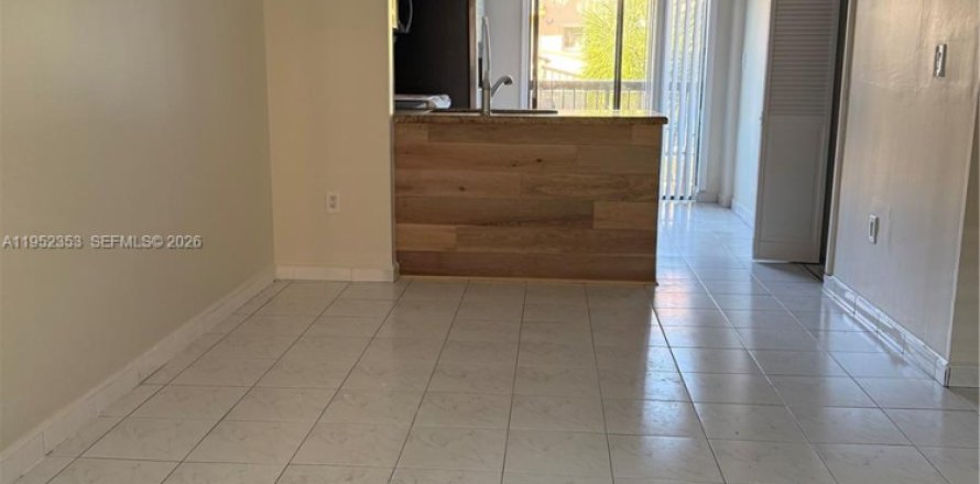 Condominio en Hialeah, Florida, 2 dormitorios  № 2009646