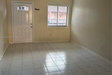 Condominio en alquiler en Hialeah, Florida, 2 dormitorios, 75.44 m2 № 2009646 - foto 2