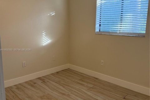 Condominio en alquiler en Hialeah, Florida, 2 dormitorios, 75.44 m2 № 2009646 - foto 11