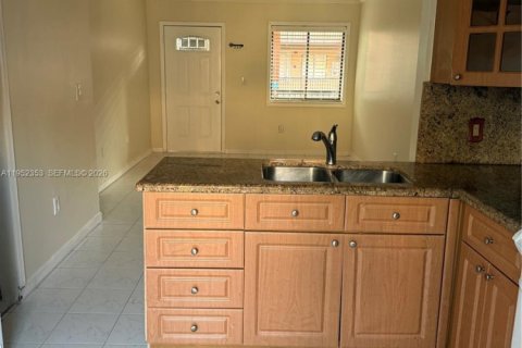 Condominio en alquiler en Hialeah, Florida, 2 dormitorios, 75.44 m2 № 2009646 - foto 3