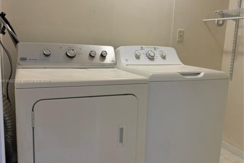 Condominio en alquiler en Hialeah, Florida, 2 dormitorios, 75.44 m2 № 2009646 - foto 13