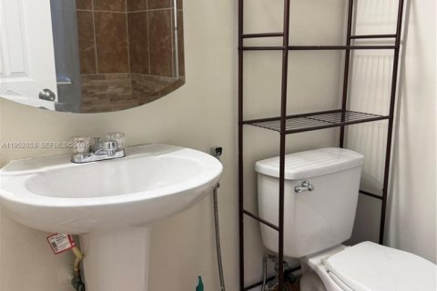 Condominio en alquiler en Hialeah, Florida, 2 dormitorios, 75.44 m2 № 2009646 - foto 8