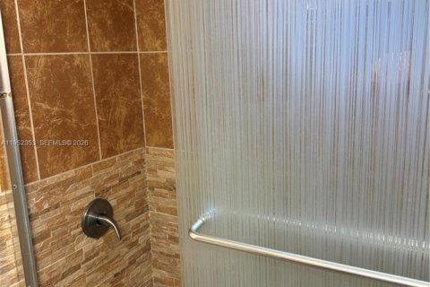 Condominio en alquiler en Hialeah, Florida, 2 dormitorios, 75.44 m2 № 2009646 - foto 9