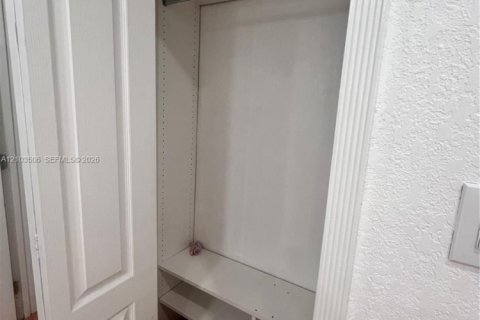 Immobilier commercial à louer à Miami, Floride: 1 chambre, 182.46 m2 № 2409721 - photo 8