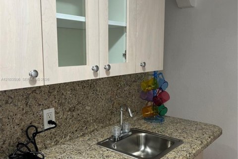 Immobilier commercial à louer à Miami, Floride: 1 chambre, 182.46 m2 № 2409721 - photo 4