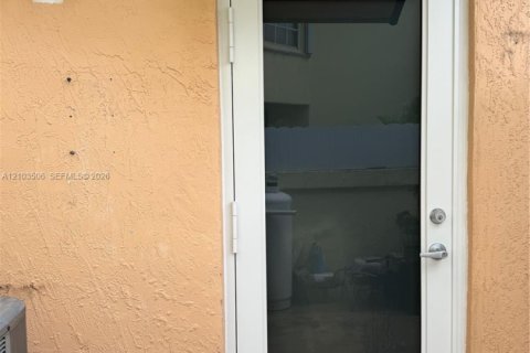 Immobilier commercial à louer à Miami, Floride: 1 chambre, 182.46 m2 № 2409721 - photo 2