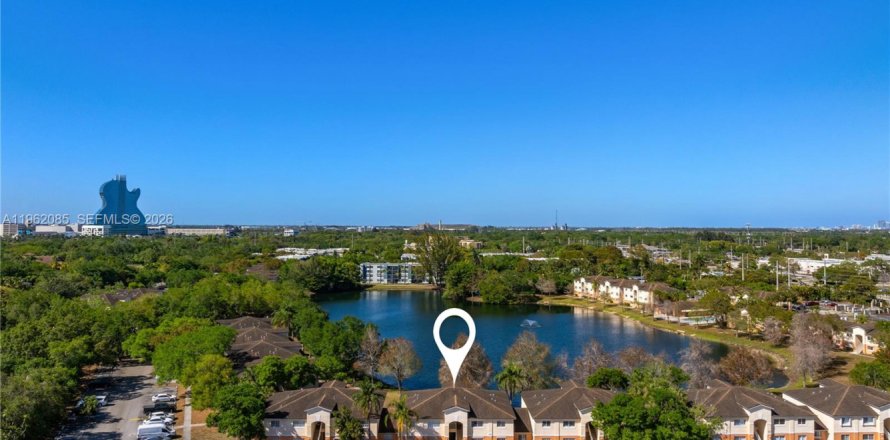 Кондоминиум с 2 спальнями в Холливуд, Флорида № 2024889