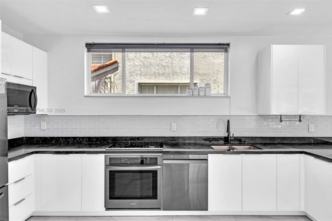 House in Hollywood, Florida 3 bedrooms, 157.93 sq.m. № 2401290 - photo 24