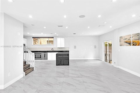 House in Hollywood, Florida 3 bedrooms, 157.93 sq.m. № 2401290 - photo 10