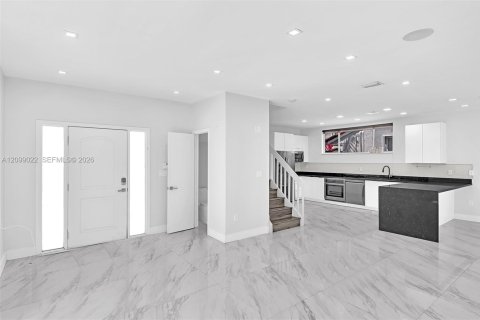 House in Hollywood, Florida 3 bedrooms, 157.93 sq.m. № 2401290 - photo 11