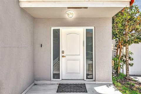 House in Hollywood, Florida 3 bedrooms, 157.93 sq.m. № 2401290 - photo 6