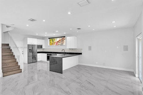 House in Hollywood, Florida 3 bedrooms, 157.93 sq.m. № 2401290 - photo 14