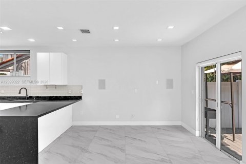 House in Hollywood, Florida 3 bedrooms, 157.93 sq.m. № 2401290 - photo 15