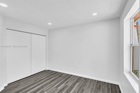 House in Hollywood, Florida 3 bedrooms, 157.93 sq.m. № 2401290 - photo 30