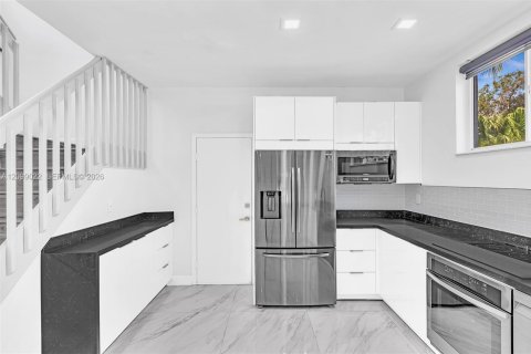 House in Hollywood, Florida 3 bedrooms, 157.93 sq.m. № 2401290 - photo 25