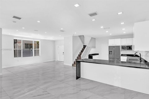 House in Hollywood, Florida 3 bedrooms, 157.93 sq.m. № 2401290 - photo 20