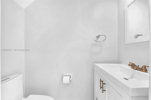 House in Hollywood, Florida 3 bedrooms, 157.93 sq.m. № 2401290 - photo 12