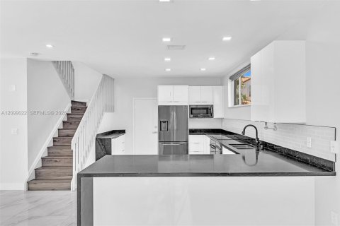 House in Hollywood, Florida 3 bedrooms, 157.93 sq.m. № 2401290 - photo 21