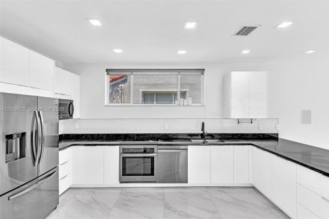 House in Hollywood, Florida 3 bedrooms, 157.93 sq.m. № 2401290 - photo 23
