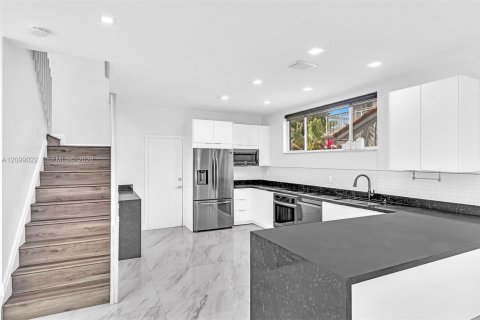 House in Hollywood, Florida 3 bedrooms, 157.93 sq.m. № 2401290 - photo 22