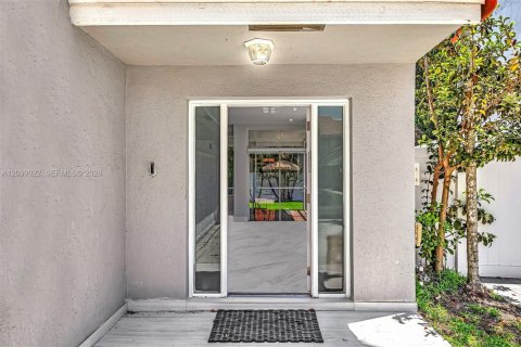 House in Hollywood, Florida 3 bedrooms, 157.93 sq.m. № 2401290 - photo 7